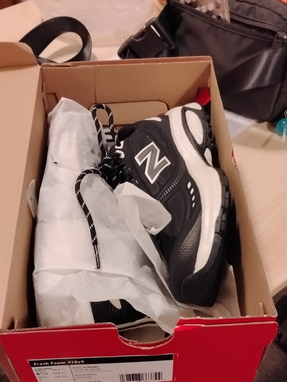 A Brand Newin Box Balance Womenes Black and White Athletic Sneakers